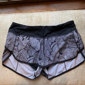 Lululemon black / white shorts size 6